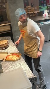 Man slices and serves pizza pieces | Tips & Tricks