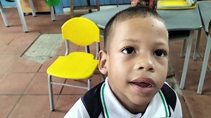 Desarrollo de Habilidades Cognitivas 1. Razonamiento Lógico Los juegos matemáticos requieren que los niños piensen de manera lógica para resolver problemas. Esto fomenta la capacidad de razonamiento y la habilidad para identificar patrones y relaciones entre objetos y conceptos. 2. Pensamiento Crítico A través de los juegos, los niños aprenden a analizar situaciones, formular hipótesis y probar soluciones. Esto fortalece su pensamiento crítico y les ayuda a abordar problemas de manera sistemátic