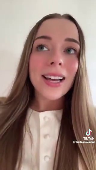 It was supposed to be a routine long-haul flight, hours in the air, lights dimmed, everyone half-asleep aboard Qantas Airways. She had been resting for hours when she suddenly woke up and needed to use the bathroom. Nothing unusual. She got up, walked down the aisle at 30,000 feet… but when she reached the door, it was occupied. So she turned around to head back to her seat.That’s when everything went wrong. Her vision blurred. The aisle tilted. And before she could react… nothing. The next thin