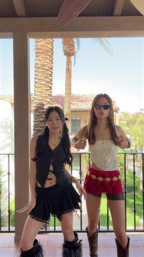 I shouldve learnes this dance in advance fml | lesserafim coachella