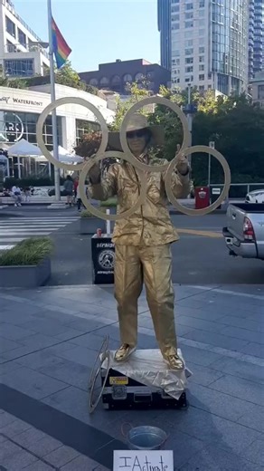 Some of the Living Statues of Vancouver! #livingstatue