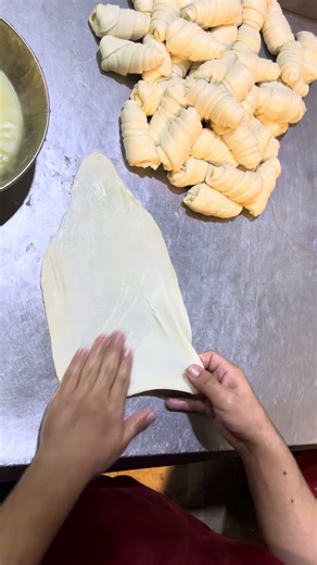 The art of rolling bread has never looked this soothing😍 #bread #rolling #satisfyingsound #food #fyp