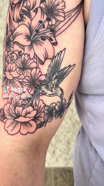 Check out what I added to this little hummingbird I did awhile back. Im obsessed! #tattooartist #richmondindiana #blackandgreytattoo #hummingbird #tattoo