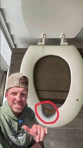 No one knows what this stain is on the toilet seat!? 😳😭 #bathroom #bathroomdecor #bathroomdesign
