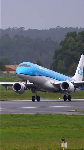 Embraer 190 landing