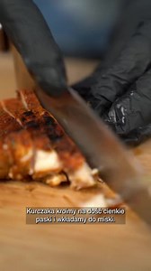 Sałatka knysza! 😋😋😋 rewelacyjna i prosta 😀 3-4 małe kapusty rzymskie (ja mam mini) bądź 2 duże 3 piersi z kurczaka Przyprawa: Sól (tutaj ilość według uznania) 1 łyżeczka papryki ostrej 3 łyżeczki papryki słodkiej, 1/2 łyżeczki pieprzu czarnego, 2 łyżeczki czosnku suszonego ,, 2 łyżeczki oregano, 1 łyżeczka majeranku 1 duża czerwona cebula 4 pomidory 1 ogórek zielony 5-6 ogórków kiszonych 1/4 kapusty czerwonej ( średniej wielkości ) Sos: 500g jogurtu greckiego 4 łyżki majonezu Czosnek : suszo