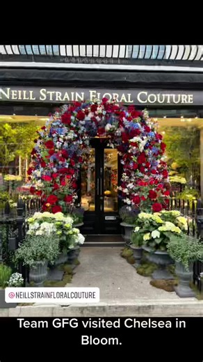 #chelseainbloom2022 #chelseainbloom #goodfloristguide #installation #floralinstallation #beautifulflowers #floristsoftiktok #florists #floraldesignersoftiktok #london