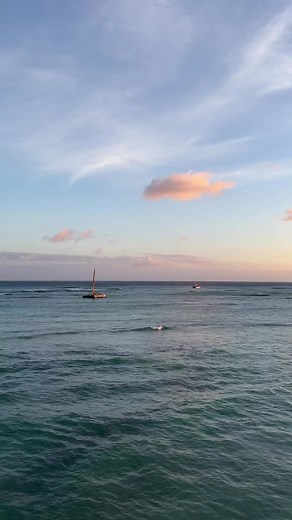 Sail into the sunset on a romantic catamaran cruise and watch the sun slip below the horizon. #OutriggerReef | OUTRIGGER Reef Waikiki Beach Resort