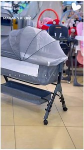 #Magasin_kikiim_setif ❤️ 👍🏻👶Lit cododo next to me 2en1 Prix 24990 DA. Caractéristiques : °Age de 0 à 12 mois. °Se fixe facilement au lit des parents pour devenir un cododo °Favorise et facilite l’allaitement pendant les premier mois °Réglable sur 3 hauteurs pour s’adapter à la hauteur du lit des parents. °Facilement détachable du lit des parents pour qu’il devienne un berceau indépendant °Doté d’un revêtement doux sur les côtés et d’un matelas de 4,5 cm d’épaisseur °Côté en filet pour une aér