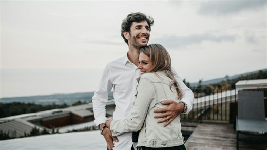 Voici la clé ultime pour faire passer un message à son partenaire, sans qu'il s'énerve, selon un expert - Psychologies.com