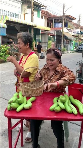 Beginner Mom #viral #comedy #trending #business #sell #reels #Beginner #fruit #food #Mom #shorts