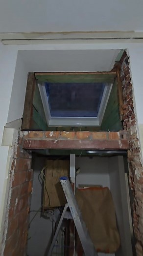 #renovationmaison Fourniture et pose d'une fenêtre de toit : ✅ Skylux 120x120 soit -1.5m2 de lumière naturelle ✅ Ouverture électrique ✅Store occultant électrique 🚧👷✏️🔨🤝 | DENAM Toiture