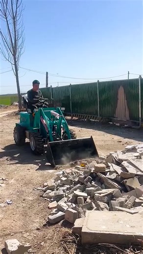 Four-wheel shovel, four-wheel drive shovel, shoveling manure, cleaning the circle, outdoor work, etc.#tiktok #machine #line #Forklift