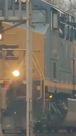 Conductor waved. CSX 7504 leads CSX 5467, intermodals, & autoracks south Chapel Hill, Tn