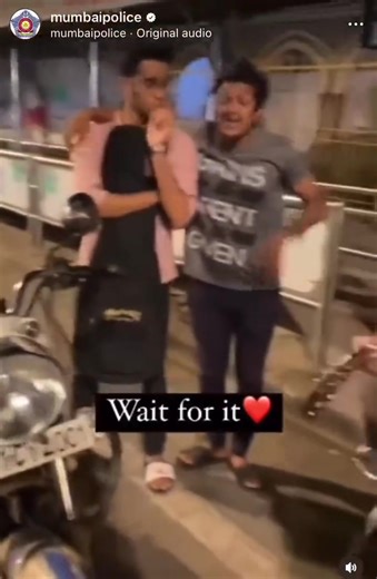 19K views · 601 reactions | #WATCH: Man sings #Kesariya from #Brahmastra near a bus station on the roads, #MumbaiPolice stop to watch the heartfelt rendition on guitar Mumbai police #music #covermusic #ViralVideo #Trending | HT City | Facebook