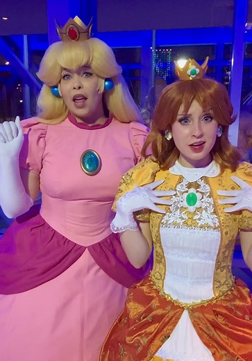 Princess Peach & Daisy Cosplay at Planet Comicon