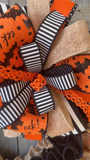 🍁🎃 Watch Coach Stacy work her burlap magic in this fun mini wreath tutorial from inside Creative Coaching! If you're ready to get your fall crafting on, this Halloween-inspired cutie is calling your name! #CreativeCoaching #MiniWreath #FallWreath #BurlapWreath | DecoExchange