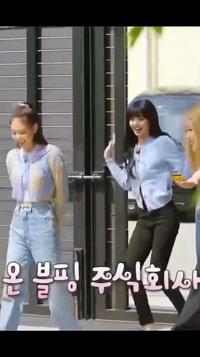 blackpink lisa long legs