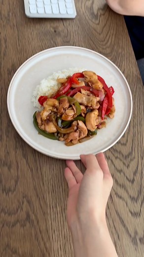 20-MIN BLACK PEPPER CHICKEN🍗 Full recipe in bio!✨ This is one of my go-to recipes when I’m looking for a quick and easy meal. It only takes 20 minutes from start to finish! Feel free to use other veges 😊✌🏼 Full recipe on WWW.CONNIECOOKS.CO #blackpepperchicken #quickmeals #easyrecipe #homecooking #mealprep