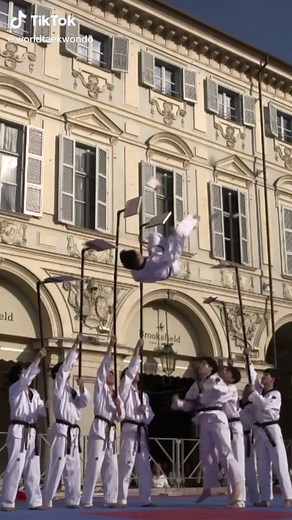 Breaking Boards in Taekwondo Demonstrations: Techniques and Tips