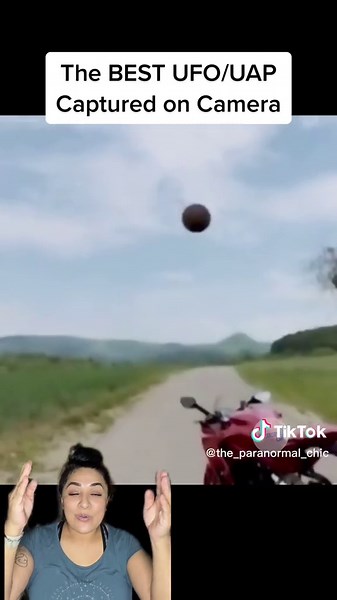 #greenscreenvideo NEW, CLEAR, #UFO #UAP sighting! What do you think, real or hoax? #theparanormalchic #paranormal #alien #aliensighting #aliensarereal #ufosighting #caughtoncamera #fyp #viral #trending