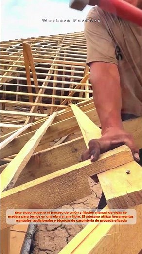 Fijación manual de los elementos de madera del sistema de vigas del techo mediante clavos y martillo