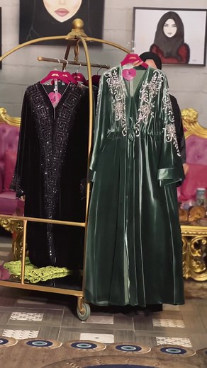 تألّقي مع مجموعتي المخملية الجديدة من العبايات الإماراتية لإطلالة أنيقة مواكبة لأحدث صيحات الموضة لهذا العام ❤️ @pinky.abaya خدمة التوصيل متوفرة ❤️ Whatsapp:￼⁨71 103 589⁩ | Pinky Style
