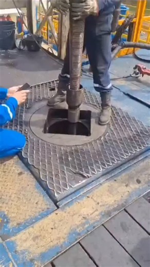 OILGAS.ID | ONLINE Training Oil & Gas on Instagram: "Fishing with a Taper Tap adalah salah satu metode fishing operation dalam industri oil & gas dan drilling, yang digunakan untuk mengambil atau menarik kembali peralatan yang tertinggal (fish) di dalam sumur, khususnya pipa atau tubular yang bagian dalamnya masih terbuka. 🔧 Apa itu Taper Tap? Taper tap adalah alat fishing berbentuk ulir tirus (tapered thread) di bagian luar, yang dirancang untuk menggigit bagian dalam pipa atau tubular yang te