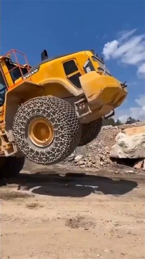 😧 How Giant Trucks Survive Extreme Mining Conditions 🔥#truck #miningtruck