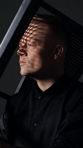 One hard light — unexpected results. All you need is basic lighting knowledge and a bit of experimentation🫣 And if you don’t want to figure it all out alone, join our 12-month Photography Mastery Course. Link in bio. ⚡️ #BrazziAcademy #BrazziStudios #HardLight #StudioPhotography #PhotographyMentor #PhotographyCourse #PhotographyEducation #CreativeLighting #PortraitPhotography #BehindTheScenes #PhotographyInspiration #PhotographyTips #PhotographersJourney #LightingSetup #RomePhotographer #Vienna