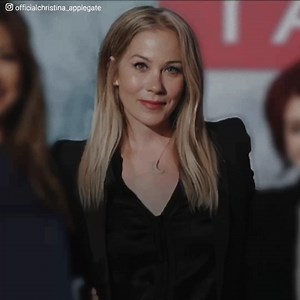 38K views · 235 reactions | “Non c’è cura, sono distrutta”. Christina Applegate è stata uno dei volti più popolari dopo apparire in “Casado con hijos”, ma ora è preoccupata che il pubblico lo veda. Ha perso il controllo del suo corpo e della sua figura glamour a causa di una malattia che è apparsa dal nulla e che non ha cura. | Rita | Facebook
