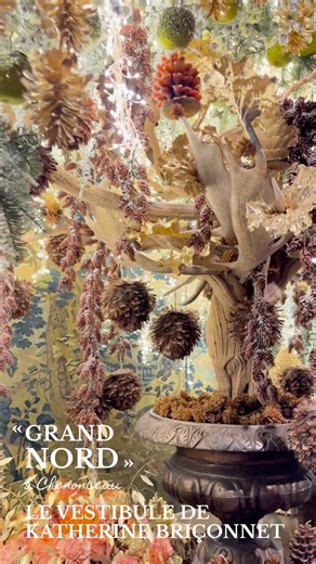 Bienvenue dans le Vestibule de Katherine Briçonnet, un lieu où la végétation, forestière, semble émerger des tapisseries d’Audenarde. Ici, les éléments de la nature, parfaitement intégrés à la décoration, se fondent avec l’arrière-plan, où les tapisseries anciennes semblent prendre vie. Les mues de daims et de cerfs, rappelant la faune forestière, s’élèvent en sculptures naturelles, tandis que des boules suspendues, faites de plumes de faisans, ajoutent une touche d'élégance et de légèreté. Un v