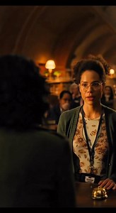 «¡No toques mis libros! ¡Eres una bibliotecaria estúpida, no sabes nada de literatura de verdad!» —gritó la mujer, arrebatándole el tomo de las manos—. Pero lo que la bibliotecaria respondió después dejó a toda la sala completamente en shock… 😱😱😱 «¡No toques mis libros! ¡Eres una bibliotecaria estúpida, no sabes nada de literatura de verdad!» El grito retumbó en la Biblioteca Central de Boston, un lugar que normalmente respiraba silencio, calma y respeto. Los lectores levantaron la cabeza con