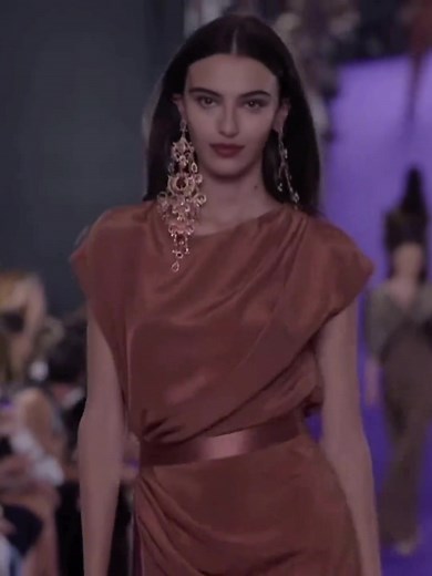 Fashion Show Highlights: Models Showcase Stunning Outfits