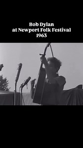 62 years ago today, Bob Dylan performed „Who Killed Davey Moore?“ live at the Newport Folk Festival (July 28, 1963). Full video is linked in our story. #bobdylan #newportfolkfestival | Daily Dylan