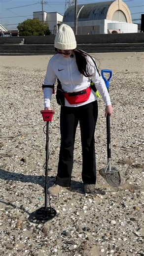Surface find. No digging. Just spotted a copper coin lying on the beach. #metaldetecting #metaldetector #treasurehunt #coinfind #besthobbyever