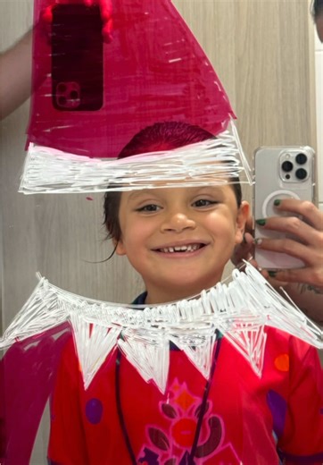 Respuesta a @stefanymesa2020 La travesura 16 fue pura inocencia, caras de sorpresa y esa magia que sentimos que ya habíamos recuperado… 🥹✨ Y ahora les confieso algo: mamá se quedó sin ideas 😅 Así que quiero leerlas 👉 ¿qué travesura hacemos después? Las mejores ideas pueden aparecer mañana en casa 👀🎄 #T#Travesura16M#MagiaNavideñaI#InocenciaPuraS#SorpresaRealE#ElfOnTheShelf 🎄✨