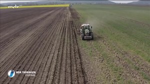 13K views · 96 reactions | Das Jahr beginnt trocken - und Thüringen gehört sowieso zu den trockensten Gegenden Deutschlands. Infolge der Klimakrise wird sich die Trockenheit weiter verschärfen. Ein Agrarbetrieb in Oldisleben testet deshalb ein Verfahren zur wassersparenden Feldbearbeitung. | MDR Thüringen | Facebook