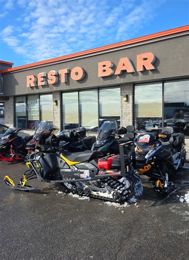 Pause Dîner au Restaurant Oasis à Napierville en Montérégie. On continue nos essais de power steering mécanique et électrique AD HOC Sport sur plusieurs châssis de motoneige ski-doo, longueur de chenille et années de production | LaMotoneige.net