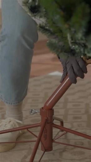 3.1K views · 29 reactions | #퐁퐇퐝퐢퐟퐟퐞퐫퐞퐧퐜퐞 Artificial trees bring the same Christmas cheer with less cleanup and eco-friendly perks. ⁣⁣ ⁣⁣ Tap the link to uncover all its benefits over real ones: https://bit.ly/4jM0ZA0 | Balsam Hill UK | Facebook