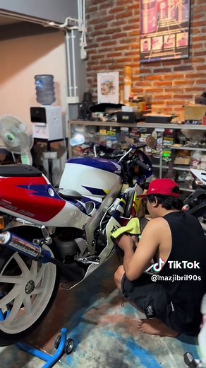 Hemm,,, #2stroke #nsr #nsr250 #mc28 #mc28se