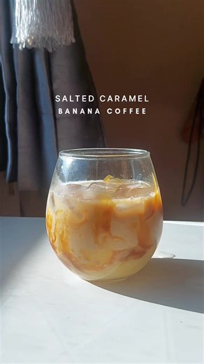 punya pisang benyek? kopiin aja 🙃 SALTED CARAMEL BANANA COFFEE Bahan: saus salted caramel 1buah pisang matang es batu 159ml susu 40ml espresso #idekopi #ngopidirumah #ngafedirumah #homecafe