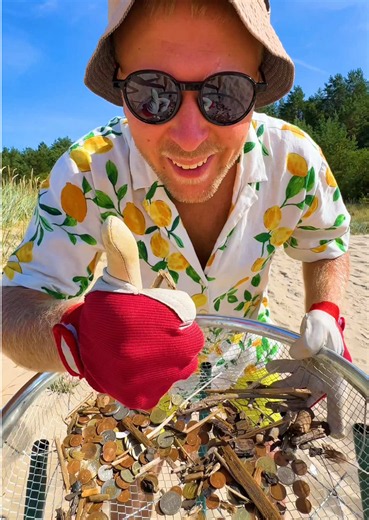 Found LOTS of Coins in Beach Sand! | coins