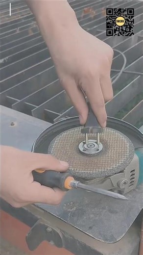 Smart Tool Technique for Removing an Angle Grinder Disc Safely #9work #youtubeshorts