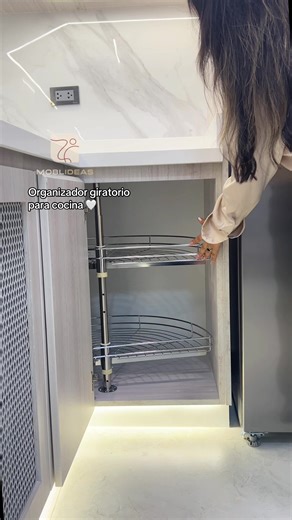 Esquinero Organizador para Cocina Ideal para muebles en esquina 🙌 Gira suavemente y aprovecha al máximo esos rincones difíciles. Súper práctico, fabricado en acero y cromado. Medidas adaptables a tu proyecto. Adquiérelo al📱 923 106 490 – 996 067 777