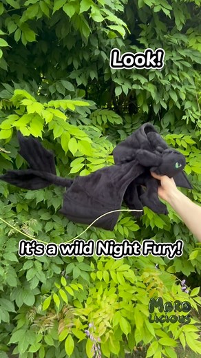 Marlene Sophie | Plush Artist on Instagram: "Another version of night fury plushies has joined my collection. I call it „medium sized“ as it‘s 120cm (47 inch) wide and 74cm (29 inch) long, which makes it smaller than my „half sized“ and bigger than my Toothless beanies - making it a perfect size for a transportable cuddle buddy! This particular night fury plush was commissioned by @bagrieljr . They specifically requested a night fury that still got both of his tail fins! (So please don‘t roast m