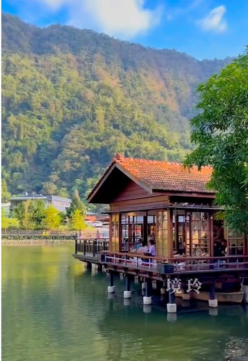 ［南投熱門景點］日式水上屋～絕美落羽松步道～碧綠湖光山色［車埕］南投旅遊推薦～ 散步在車埕貯木池落松環湖步道上～欣賞著如詩如畫夢幻湖景～讓人很陶醉☺️ 拍攝時間：112.12.24下午 ［車埕貯木池］ 地址：南投縣水里鄉民權巷101-3號 ✅免門票、有停車場、有廁所 #車埕貯木池 #南投車埕 #南投步道 #車埕 #車埕車站