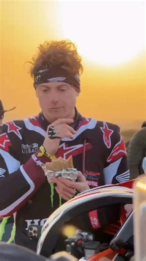 The riders are ready to return to battle on Stage 7️⃣ 😍 Live coverage on the Race Centre via link in bio 🔗 #Dakar2026 #DakarInSaudi | Dakar Rally