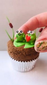 Have you ever seen a dessert this cute? @cakedbyrach created these adorable frog cupcakes using clear gelatin for their pond! So fun! Find more cupcake inspiration here: http://ow.ly/f0cP50FnSen | Wilton Cake Decorating