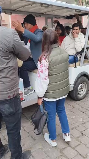 Journalist Manish Garg on Instagram: "आगरा के फतेहपुर सीकरी में गाइड पर पर्यटक से कथित दुर्व्यवहार, वीडियो वायरल गुलिस्तान गोल्फ कार्ट स्टैंड पर हंगामा, गाइड की भाषा से पर्यटक आहत हार्ड भाषा से भयभीत हुए पर्यटक व बच्चे, बिना भ्रमण लौटे वापस पर्यटन की छवि पर सवाल: फतेहपुर सीकरी में गाइड का कथित अभद्र व्यवहार सोशल मीडिया पर वायरल वीडियो से मचा बवाल, गाइड की भूमिका जांच के घेरे में अनुमोदित गाइड पर आरोप, विभागीय निगरानी पर उठे सवाल पर्यटक अनुभव को लगा झटका, प्रशासन की चुप्पी पर सवाल शालीन व्यवहार क